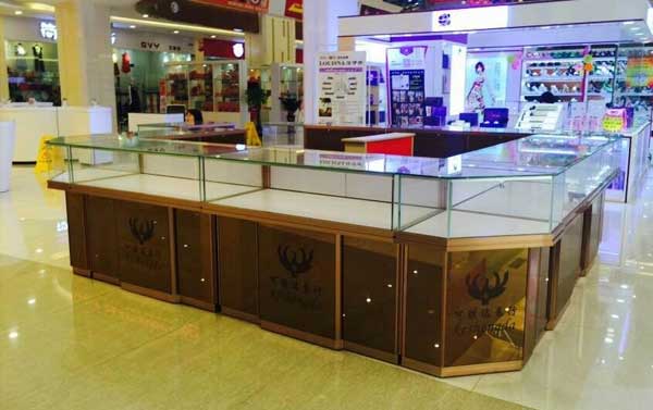 玻璃精品展柜廠家可不可以定制，怎么看?