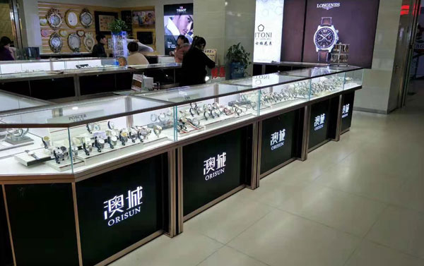 首飾展示柜安裝什么顏色的燈?不同區域要怎樣選擇?