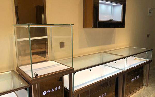 精品珠寶展示柜怎么減少成本？廠(chǎng)家如何控制價(jià)格？